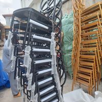 Chaises de réception de luxe dorées pour banquets, chaises de salle à manger en bois à dossier croisé pour restaurants et hôtels à prix de gros