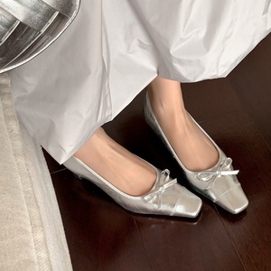 ส้นสูงทรงสี่เหลี่ยมสีเงินสำหรับผู้หญิงรองเท้าส้นสูงหนังวัวแท้รองเท้าปั๊มส้นเตี้ยสำหรับผู้หญิงรองเท้าเต้นรำติดโบว์ - Product Image 6