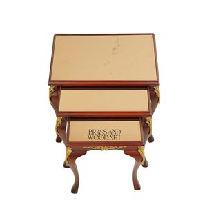 Ensemble de tables de service gigognes classiques en bois de luxe avec pieds français sculptés à la main et accents décoratifs dorés - Product Image 2