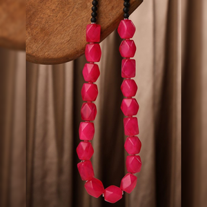 Collier pendentif en résine rose audacieux, perles artisanales, géométrique, modèle ange, léger, bijoux tendance pour femmes - Product Image 1