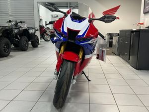 ประมูล-เสนอขาย รถมอเตอร์ไซค์ใหม่ CBR1000RR-R Fireblades SP ปี 2025 กำลัง 1001-2000 วัตต์ ความเร็วสูงสุด >80 กม./ชม. พร้อมเงินดาวน์ - Product Image 3