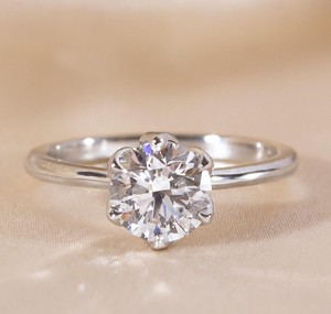 แหวนหมั้นเพชรโมอิสทรงกลมตัด8มม. | ชุดโซลิแทร์แบบคลาสสิค6ง่าม | เครื่องประดับเจ้าสาวสีทองหรือสีเงิน - Product Image 1