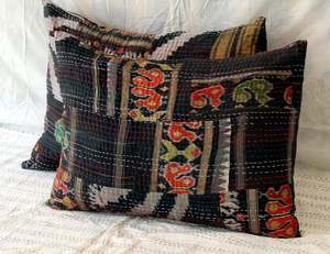 ผ้าไหมหลายสีผ้าคลุมหมอน Kantha,อินเดียโบฮีเมียนเย็บปะติดปะต่อกันหมอน, 20x28 นิ้วทําด้วยมือโบราณ Kantha โยนหมอน - Product Image 1