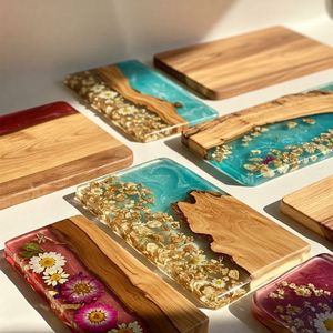 Planche à découper en résine époxy naturelle faite à la main en teck personnalisé pour servir les aliments - Product Image 2