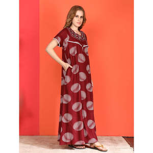 Camisón Evolve Alpine Casual de Longitud Completa con Bolsillo Lateral, Bordado en el Escote, Tejido Suave, Cierre Elástico en la Cintura, Estilo Adorable - Product Image 3