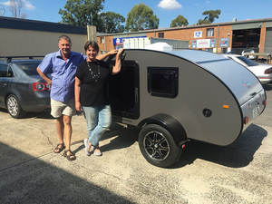 Nouvelle caravane en aluminium avec toit relevable, sol en nid d'abeille en plastique, suspension indépendante, cuisine coulissante, pour 4 personnes, adaptée aux terrains accidentés - Product Image 2