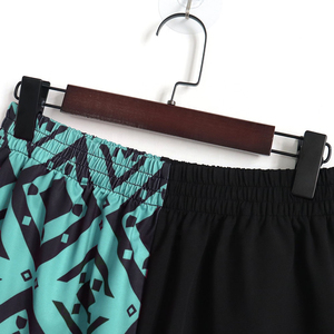 Shorts de rugby unisexes personnalisables à deux couleurs avec poches, taille élastique, respirants, en polyester/nylon, sublimation - Product Image 4