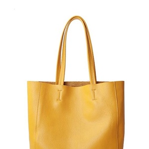 Sac fourre-tout polyvalent d'été imperméable en cuir véritable de luxe jaune pour femmes en vente - Product Image 2
