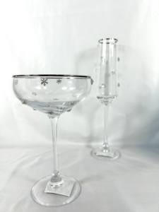 Изысканное купе с шампанским, предназначенное для праздничных тостов или праздничных встреч - Product Image 2