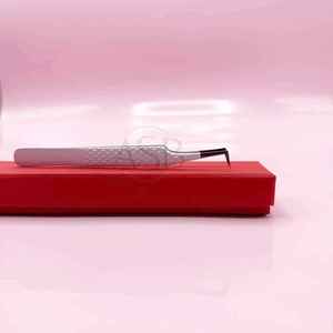 Pince à cils pointue en acier inoxydable à 90 degrés avec logo personnalisé professionnel - Product Image 1