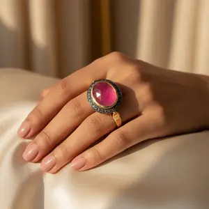 Bague en or plaqué or avec rubis et diamants noirs, style hip-hop tendance pour femmes, bague en pierres précieuses tendance, technologie d'incrustation, sertissage à griffes - Product Image 1