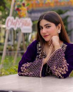 Présentant Designer Party Wear Velvet Heavy Fancy Brodé Fil Et Séquence Travail Kurta Et Palazzo Avec Dupatta Suit Set - Product Image 2