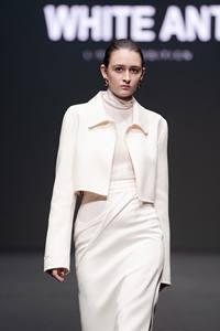 Chic de manga larga elástico cuello alto mujeres Tops GERDA KNIT TOP 95% acetato 5% Spandex BLANCO ANT Vietnam ropa conjuntos de mujer - Product Image 3