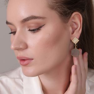 Boucles d'oreilles en pierre de lune grise en laiton plaqué or 18 carats fabriquées à la main | Bijoux de mariage à la mode pour femmes | Marque DUA | Exportateur de Jaipur - Product Image 5