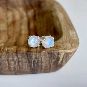 Pendientes de tuerca redondos con piedra lunar blanca, estilo bohemio, de plata de ley 925, con diseño de piedra de nacimiento de junio, idea de regalo de joyería fina para mamá - Product Image 3