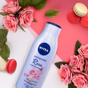 Formule riche en hydratation avec parfum de rose pour la lotion à l'huile Nivea Rose & Argan Oil Peau éclatante - Product Image 4