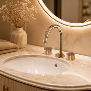Nuevo Diseño Grifo de Lavabo de Latón Dorado Cepillado, Mezclador de Lavabo de 3 Orificios, Agua Fría y Caliente, Rociador Suave, Duradero para Mueble de Baño - Product Image 2