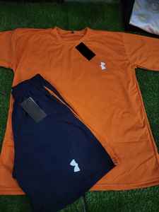 T-shirt en maille respirante personnalisable avec logo sur mesure, style urbain, coupe ajustée, méthodes d'impression sérigraphique et hydrographique, haut de gamme - Product Image 2