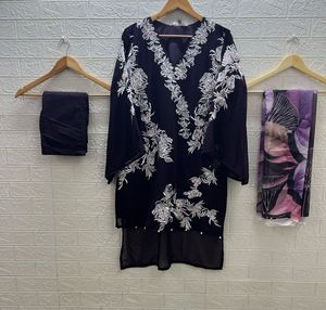 Traje Salwar de trabajo de secuencia de bordado de Georgette falso de último diseñador por Fab Zone - Product Image 3