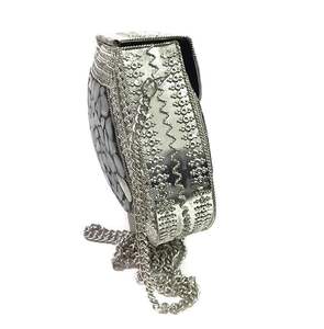 กระเป๋าคลัทช์ประดับมุกมีเอกลักษณ์ไม่ซ้ำใครพร้อมของประดับที่ได้แรงบันดาลใจจากงานฝีมือสไตล์วินเทจ - Product Image 6