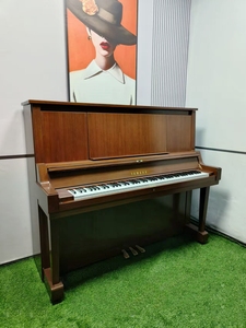 เปียโนยามาฮ่า W102 คุณภาพญี่ปุ่น 88 คีย์ แบบตั้งตรง สำหรับมืออาชีพ เสียงใสทรงพลัง พร้อมสำหรับการแสดงบนเวที ดีไซน์คลาสสิก - Product Image 1