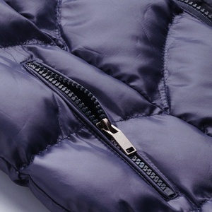 Vestes matelassées en tricot lourd d'hiver à col à capuche, coupe ajustée, réfléchissantes, brillantes, gonflées, avec poignets élastiques, fabrication au Pakistan - Product Image 6