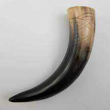 Corne à boire viking de haute qualité avec support, polie, style animal sculpté, artisanat naturel pour mariage ou décoration intérieure - Product Image 3