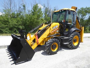 Chargeuse-pelleteuse JCB 4CX d'occasion en bon état, équipement lourd à bas prix, prête à l'emploi - Product Image 4