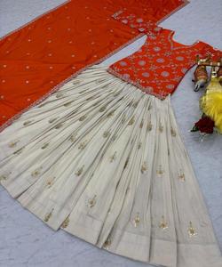 Lehenga Choli en soie de créateur avec Dupatta brodé Vêtements de fête pour mariage, fête et fêtes traditionnelles - Product Image 3