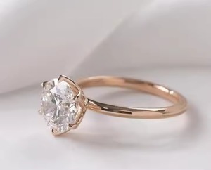 แหวนเพชรเม็ดเดี่ยวสีโรสโกลด์14K พร้อม2.5 CT สำหรับผู้หญิงที่ปลูกในห้องปฏิบัติการการหมั้นและของขวัญครบรอบปีที่โรแมนติก - Product Image 2