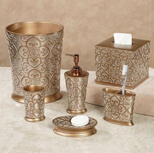 Accesorios de baño dorados adornados con un patrón de desplazamiento de filigrana clásico para un estilo vintage y elegante, disponibles - Product Image 1