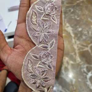 Fleurs sur mesure brodées de quatre façons de couleur dans des motifs floraux ethniques en 1.75 pouces de largeur pour les robes de dames et la revente. - Product Image 2