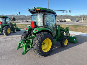 Tractor Utilitario 4x4 de 75HP, Modelo 2026 4066R, con Cucharón Frontal, Cabina Cerrada, Larga Vida Útil, para Trabajo Pesado en Granjas - Product Image 3