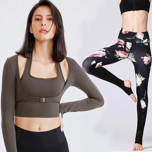 Haut de yoga solide de qualité supérieure avec leggings de compression à étriers sublimés-Ensemble élégant et fonctionnel pour l'entraînement quotidien - Product Image 3
