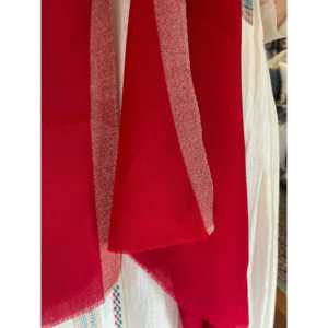 Bufanda de Lana Roja Cereza con Logotipo Jacquard Personalizado, Diseño Largo y Sencillo con Estampado Animal para Invierno - Product Image 3