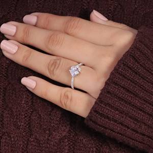 Anillo de compromiso de corte redondo de tres piedras chapado en oro de 14 quilates personalizado de oro sólido cultivado en laboratorio con certificación CVD para boda de mujer - Product Image 5