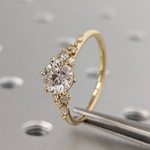 Anillo de compromiso de boda de oro blanco de 14K con tres diamantes VVS Clarity creado en laboratorio Estilo clásico Certificado IGI para mujeres - Product Image 3