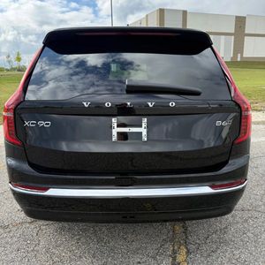 Volvo XC90 B6 Plus 2025 d'occasion en excellent état, thème lumineux, 7 places, prêt pour livraison mondiale - Product Image 3