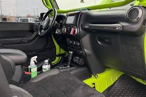 Jeep Wrangler Unlimited Sport 4x4 V8 2013 de Alta Demanda con Transmisión Automática - Product Image 4