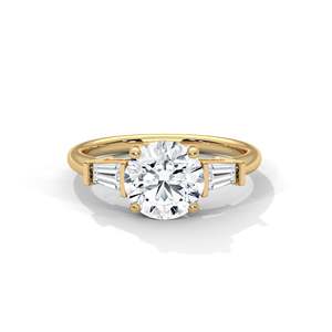 Élégante bague de fiançailles à trois pierres en diamant de laboratoire, taille ronde avec accents baguette, disponible en or 10K, 14K, 18K et argent 925 - Product Image 2