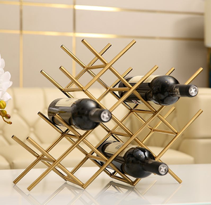 Estante de vino en zigzag de metal con acabado dorado, un diseño escultórico único y contemporáneo para tres botellas, agrega un toque moderno - Product Image 4