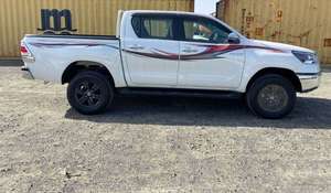 Hilux 2023-2024 4X4 Gasolina, Transmisión Automática, Asientos de Cuero, Volante a la Izquierda, Techo Panorámico, Portaequipajes de Aluminio, Usado - Product Image 5