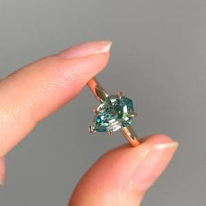 Anillo de Moissanita Color Verde Azulado en Oferta, Anillo de Diamante de Moissanita de Oro Sólido de 14K de Moda, Anillo de Diseño Personalizado de Lujo, Regalo para Mujer - Product Image 1