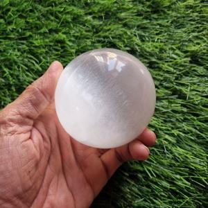 Bola de cristal curativa de selenita de ágata natural pulida superior al por mayor Esfera de piedras preciosas de selenita para decoración del hogar y Feng Shui - Product Image 1