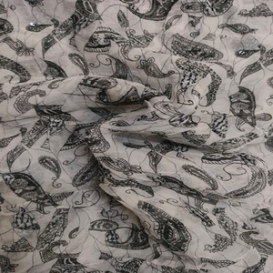 Tela de gasa bordada a mano con estampados en seda - Product Image 3