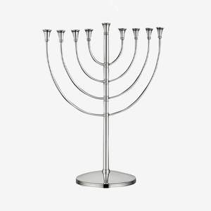Menorá Contemporánea de Aluminio que Combina el Simbolismo Tradicional con una Estética Moderna para la Decoración del Hogar en Hanukkah y Navidad - Product Image 4