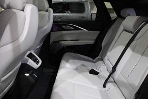 2023 Cadillak Lyriq RWD Debut Edition Sky Cool Grey SUV con compatibilidad Super Cruise de 312 millas de alcance y caja de cambios automática - Product Image 5