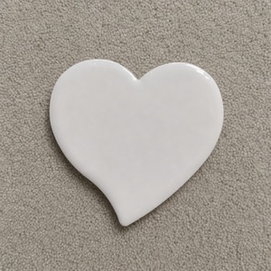 Aimant de réfrigérateur en céramique en forme de cœur blanc, aimant de réfrigérateur en porcelaine, décoration par sublimation, design moderne, étanche pour la remise des diplômes - Product Image 1