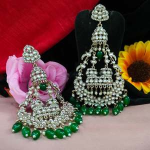 Superbes boucles d'oreilles longues Kundan avec cadre doré et riche arrangement de pierres de verre, perles colorées à suspendre gracieuses - Product Image 1