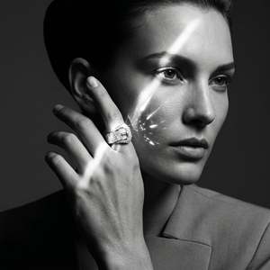 Bague Elira Pave Contour avec pierres pavées superposées, bande incurvée, finition argentée haute brillance, bague de déclaration moderne et luxueuse pour femme - Product Image 4